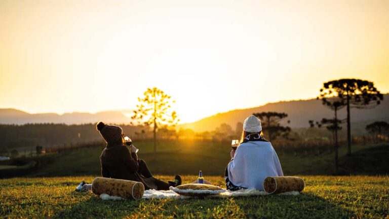 O pôr do sol na Serra Catarinense, onde as temperaturas caem abaixo de zero e pode nevar no inverno, pede um bom vinho